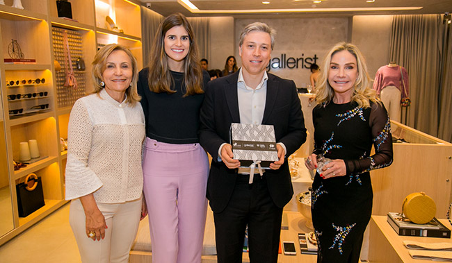 Caixa do Bem (Foto: Kelly Knevels) A Sister Mari Cassou com Sonia Regina Moritz Perussolo, Cris Mocellin e Leonardo Diniz Jorge.